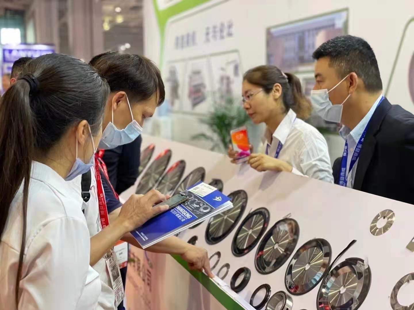 做好圓刀的同時(shí)為客戶提供設(shè)備服務(wù)，圓刀磨刀機(jī)出貨啦！